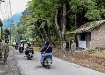 Arus kendaraan yang keluar masuk menuju pemandian air panas Sidebuk-Debuk.