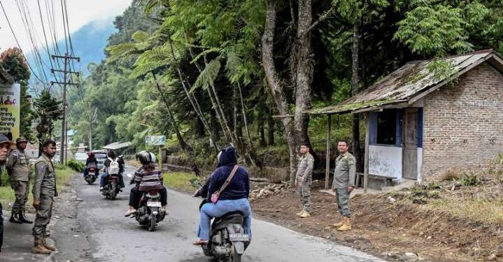 Arus kendaraan yang keluar masuk menuju pemandian air panas Sidebuk-Debuk.