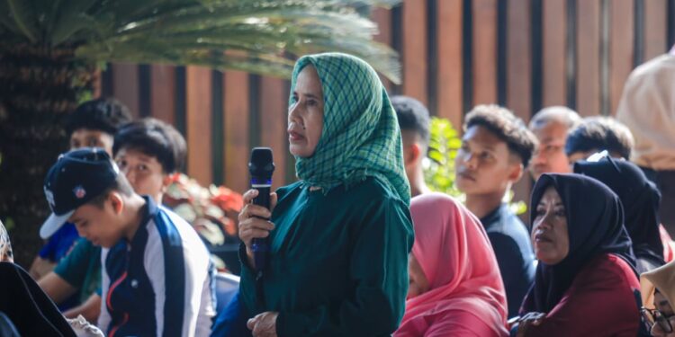Sapa Warga, Rico Waas Dengar Soal Trauma Banjir, LPJU Mati hingga Ancaman Longsor 1 Warga dan Wali Kota Medan berdialog dalam kegiatan Sapa Warga.