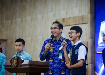 Siswa diajak naik ke atas panggung untuk mempresentasikan langsung cara kerja inovasi mereka di hadapan Wali Kota Medan, Rico Waas.