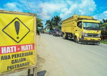 Perbaikan ruas jalan yang telah puluhan tahun rusak di Kabupaten Labuhanbatu.