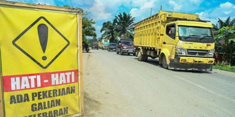 Perbaikan ruas jalan yang telah puluhan tahun rusak di Kabupaten Labuhanbatu.