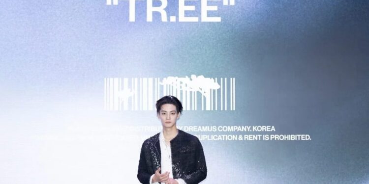 Jay B pada sesi 'press listening' untuk album mini ketiganya yang bertajuk 'TR.EE'.