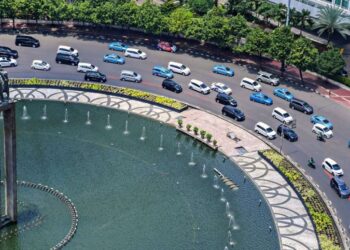 Sejumlah kendaraan bermotor melintas di kawasan Bundaran HI, Jakarta.