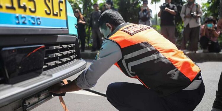 Penertiban parkir liar di Jalan Jatinegara Timur depan J-Town.