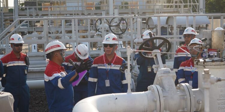 Pertamina Pastikan Layanan Energi Tetap Lancar Selama Libur Sekolah 1 Komisaris Utama PT Pertamina, Mochamad Iriawan, meninjau beberapa fasilitas operasi Pertamina Patra Niaga.