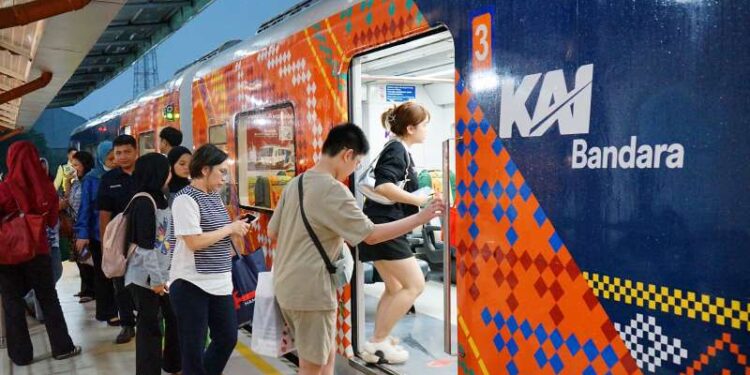KAI Bandara Perluas Layanan di Sumut 1 Penumpang KAI Bandara.
