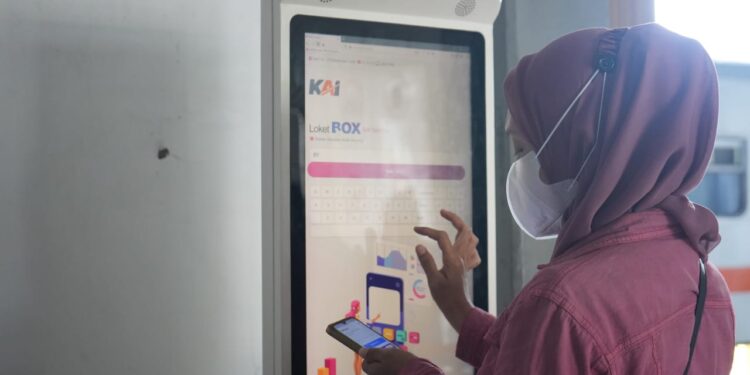 KAI Sumut Catat Pembelian Tiket Digital Tembus 80% 1 Penumpang sedang membeli tiket Melalui mandiri tiket box di stasiun.