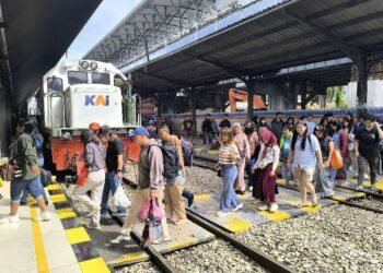 Penumpang di Stasiun Medan.