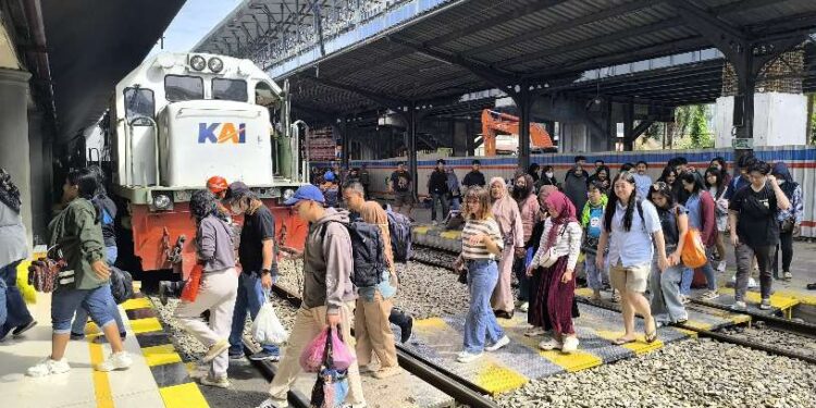 Sepekan Libur Sekolah, KAI Sumut Angkut 58.031 Penumpang 1 Penumpang di Stasiun Medan.