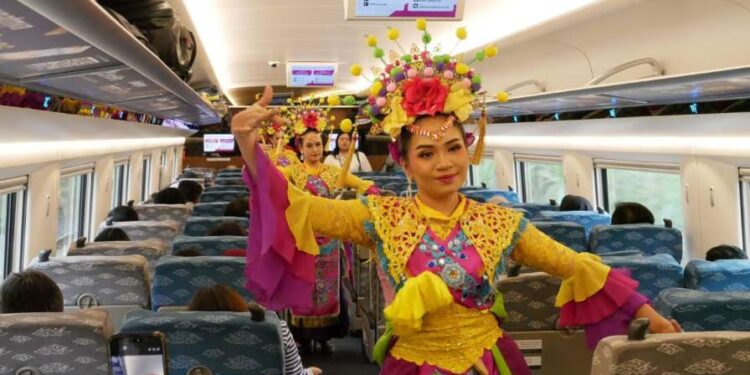 HUT DKI, KCIC Hadirkan Seni Budaya Betawi di Kereta dan Stasiun Whoosh 1 Pertunjukan khas Betawi di dalam Whoosh.