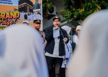 Wali Kota Medan, Rico Waas melepas peserta Fun Walk yang digelar MUI Kota Medan sebagai rangkaian Pekan KHAS.