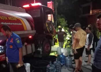 Damkarmat Kota Medan menyuplai air bersih langsung ke pemukiman warga.
