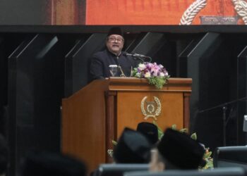 Wagub Rano membacakan pidato Gubernur DKI Jakarta saat Rapat Paripurna DPRD DKI Jakarta, di Gedung DPRD DKI Jakarta.