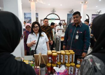 Bobby bersama rombongan Komisi VII DPR RI meninjau sejumlah paviliun kabupaten/kota, di PRSU.