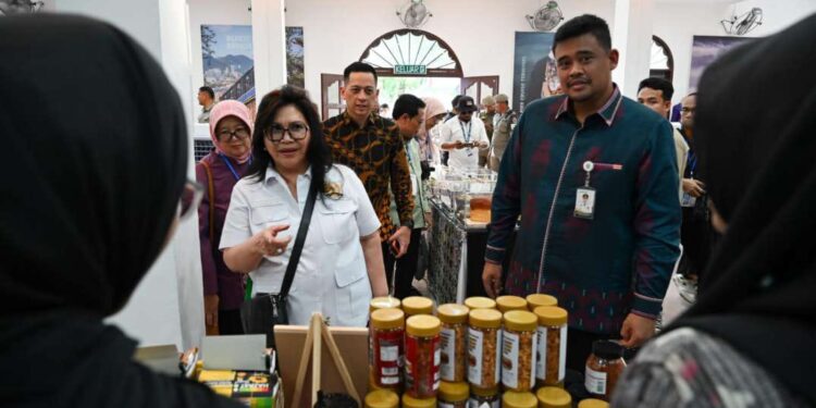 PRSU Didorong Masuk Kalender Event Nasional 1 Bobby bersama rombongan Komisi VII DPR RI meninjau sejumlah paviliun kabupaten/kota, di PRSU.