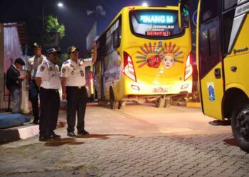 Pemprov DKI Jakarta operasikan 235 unit bus di hari pertama sekolah.