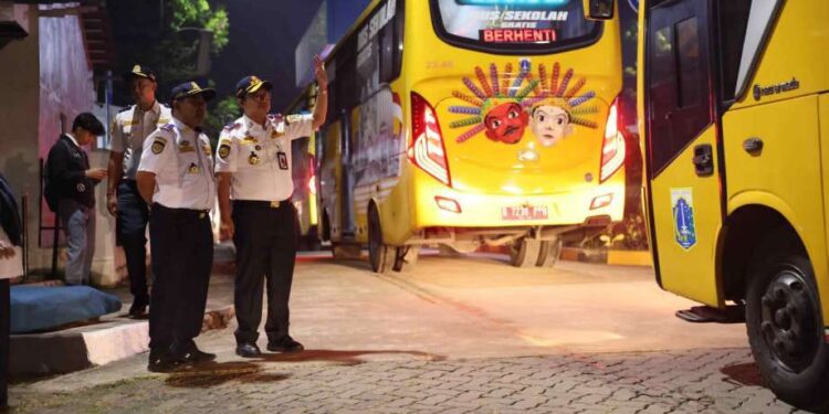 Hari Pertama Sekolah, Dishub DKI Operasikan 235 Bus Gratis 1 Pemprov DKI Jakarta operasikan 235 unit bus di hari pertama sekolah.