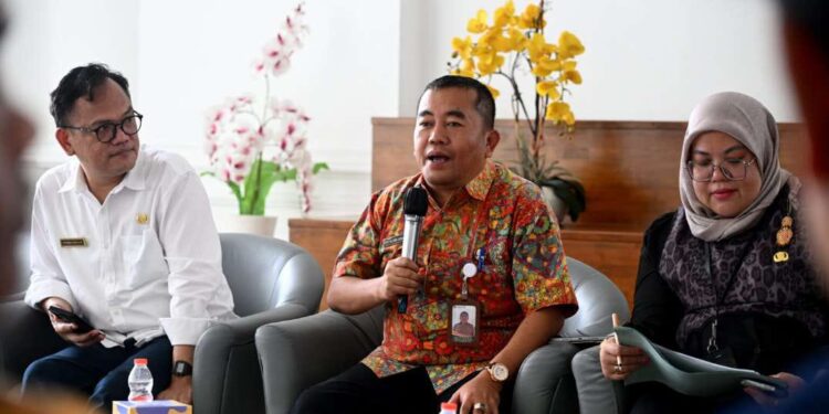 Targetkan 7,3 Juta Penerima, Pemprov Sumut Percepat Layanan CKG 1 Kabid Kesmas Dinas Kesehatan Sumut, Hery Valona Bonatua Ambarita, memberi keterangan kepada media.