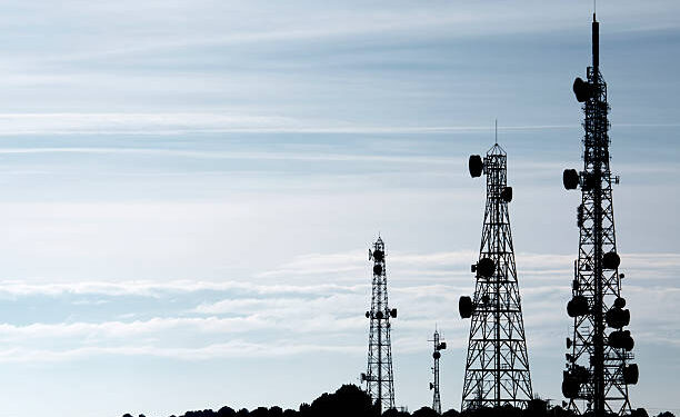 Menara telekomunikasi.