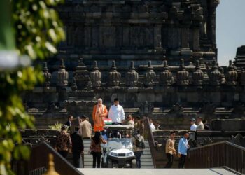 PM India, Narendra Modi mengunjungi Candi Prambanan, Yogyakarta didampingi Presiden Prabowo Subianto.
