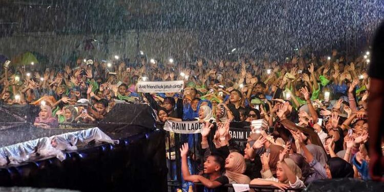 10.000 Pengunjung Padati PRSU 2026, Meriahkan Konser Raim Laode 1 Pengunjung memadati Panggung Utama PRSU untuk menyaksikan penampilan Raim Laode dan Nufix.
