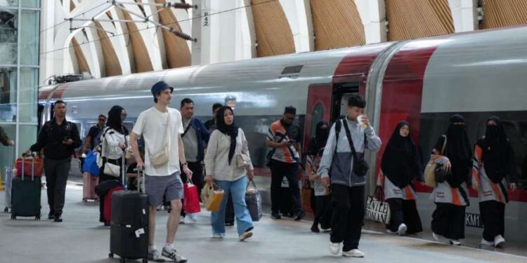 Whoosh Layani 184.000 Penumpang WNA Sepanjang 2026, Didominasi Malaysia 1 Sebanyak 184.740 penumpang WNA telah gunakan Whoosh dan didominasi warga Malaysia.