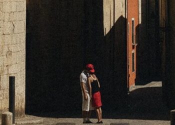 Poster perdana Jennie untuk proyek solo 'Less Than A Lover'.
