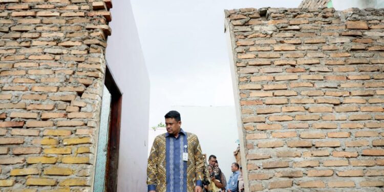 Rumah Korban Puting Beliung di Medan Johor Bakal Dibangun Kembali 1 Bobby Nasution saat meninjau lokasi bencana di kawasan Kanal, Kelurahan Suka Maju.