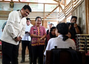 Gubernur Bobby Nasution menyapa para siswa di setiap kelas SMPN 4 Sitolu Ori.