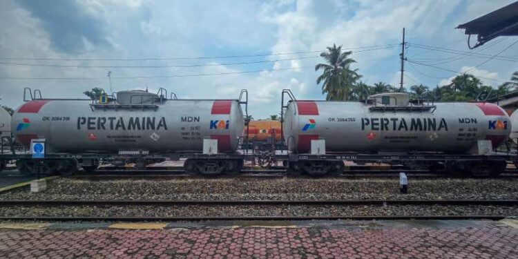 KAI Sumut Angkut 208.070 Ton BBM hingga Juli 2026 1 Kereta pengangkut BBM.