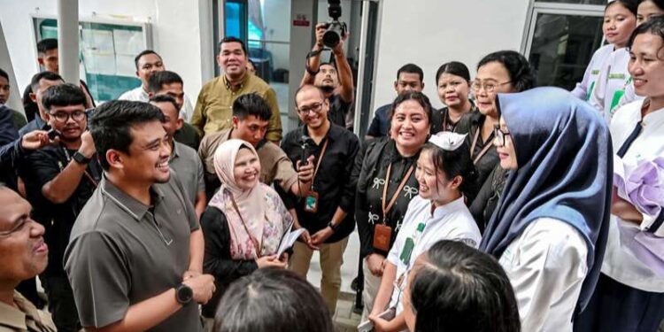 Bobby Nasution Siapkan Beasiswa Mahasiswa Poltekkes Gunungsitoli 1 Bobby Nasution meninjau Poltekkes Kementerian Kesehatan, di Gunungsitoli, Minggu (9/8/2026).