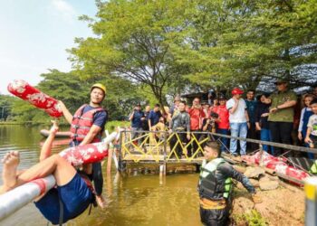 Lomba Pukul Bantal, di Taman Cadika Medan.