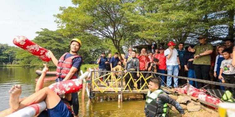 Serunya Lomba Pukul Bantal di Taman Cadika Medan 1 Lomba Pukul Bantal, di Taman Cadika Medan.