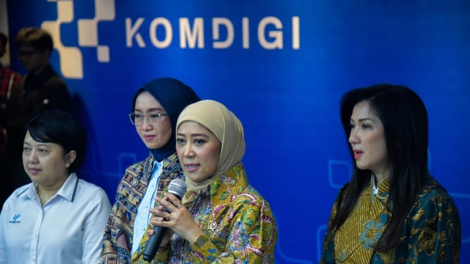 Ini Kata Menkomdigi Soal Maraknya Konten Hoaks Aksi Demo Jelang HUT RI 1 Menkomdigi, Meutya Hafid memberikan keterangan kepada media.