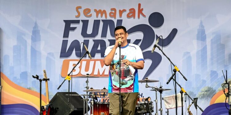 Bobby Nasution Pacu 6 BUMD Sumut Naik Kelas 1 Bobby saat melepas sekitar 4.000 peserta Semarak Fun Walk BUMD Sumut.