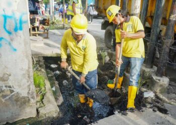 Pemko Medan membersihkan parit, di Jalan Taduan, Kelurahan Sidorejo, Kecamatan Medan Tembung.