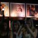 Streaming Lagu Dolly Parton di Spotify Melonjak 1.260% Usai Kematiannya 2 Para penggemar berkumpul di dekat foto mendiang penyanyi dan penulis lagu AS Dolly Parton yang dipajang di Country Music Hall of Fame and Museum di Nashville, Tennessee, AS.