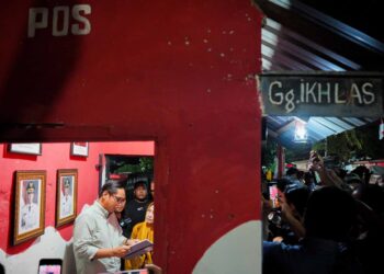 Rico Waas menyapa warga di Jalan Durung, Kelurahan Sidorejo.