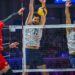 Rekor Tak Terkalahkan Jepang Putus di Semifinal VNL 2026 Usai Dibekuk AS 2 Pemain AS, Jake Hanes dan Taylor Averill, melompat melakukan blok terhadap serangan kapten Jepang, Yuki Ishikawa.