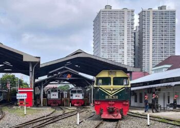 Lokomotif diesel seri BB302.