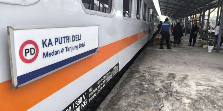 KA Putri Deli.