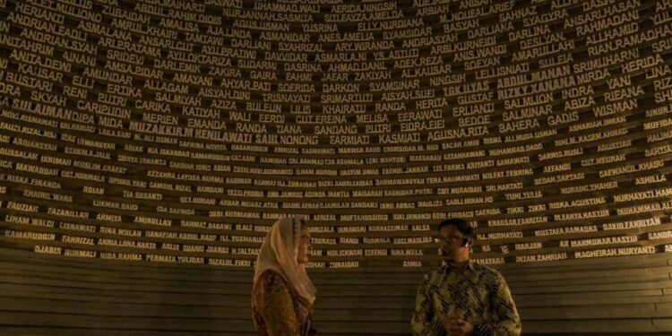 Menelusuri Kapal PLTD Apung dan Museum Tsunami 1 Wamenpar, Ni Luh Puspa saat kunjungannya ke Museum Tsunami Aceh di Kota Banda Aceh.