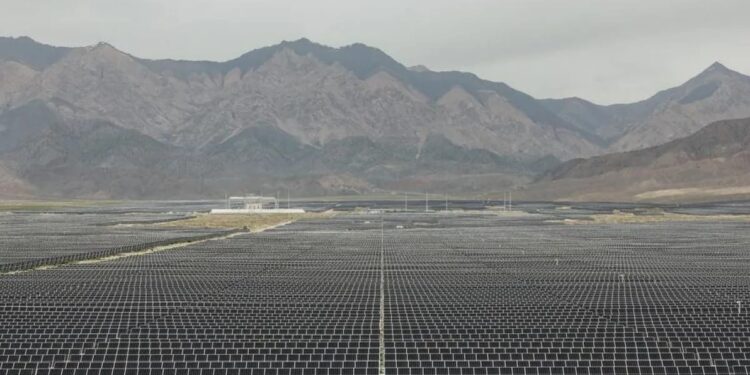 Kapasitas Listrik PV China Tembus 1,28 Miliar kW, Geser Batu Bara 1 Panel fotovoltaik di China.