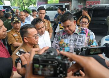Bobby Nasution saat meninjau kawasan Jalan Letda Sujono yang kerap tergenang saat hujan deras.