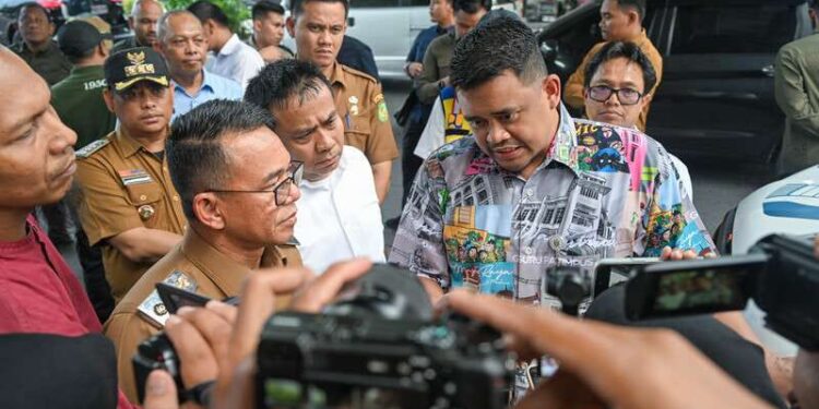 Penanganan Banjir Jalan Letda Sujono Medan Dimulai 2027 1 Bobby Nasution saat meninjau kawasan Jalan Letda Sujono yang kerap tergenang saat hujan deras.