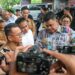 Bobby Nasution saat meninjau kawasan Jalan Letda Sujono yang kerap tergenang saat hujan deras.